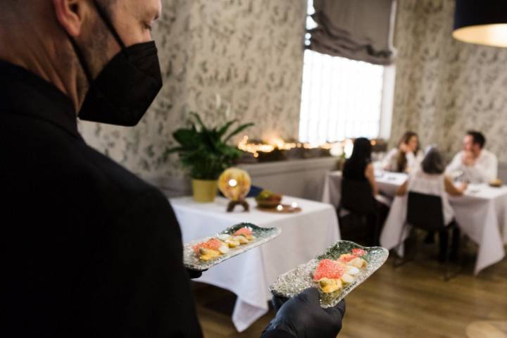 Restaurante 'La Senda' (Zaragoza): Óscar Baldrich sirve uno de los pases