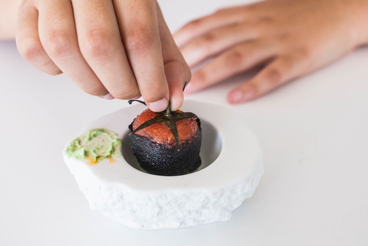 Restaurante La Sucursal ; valencia. Tomate cherry en rama relleno de chorizo y kimchi en tempura de tinta de calamar con una emulsion de salvia y menta