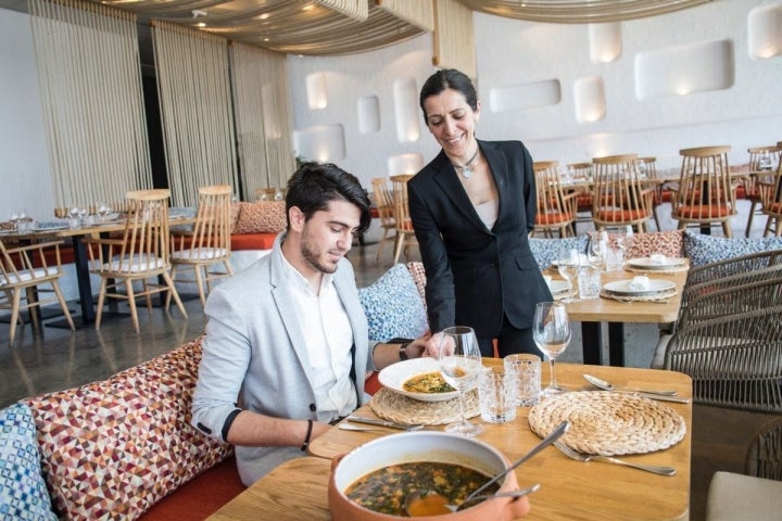 En la planta baja del Veles e Vents, 'La Marítima' ofrece tapas, arroces y pescados.