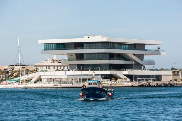 El edificio Veles e Vents, de los arquitectos David Chipperfield y Fermín Vázquez, se ha convertido en un emblema de la ciudad.