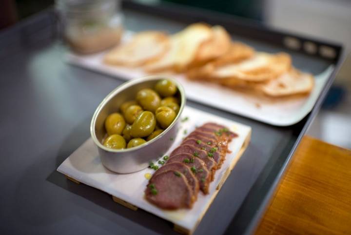 La lengua de cerdo ibérico acompañada de aceitunas aliñadas de Málaga.
