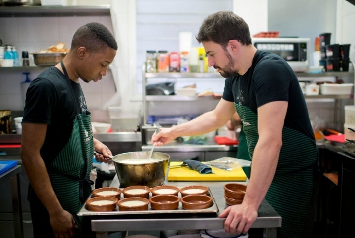 Cinco personas en cocina y cuatro en sala componen la plantilla de La Tasquería.