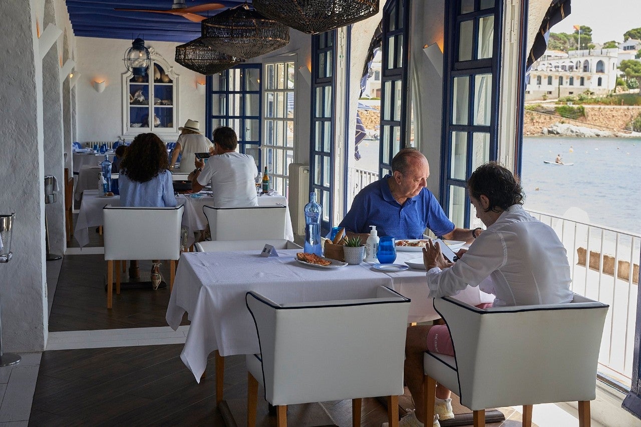 El 'glamour' de comer a pie de playa