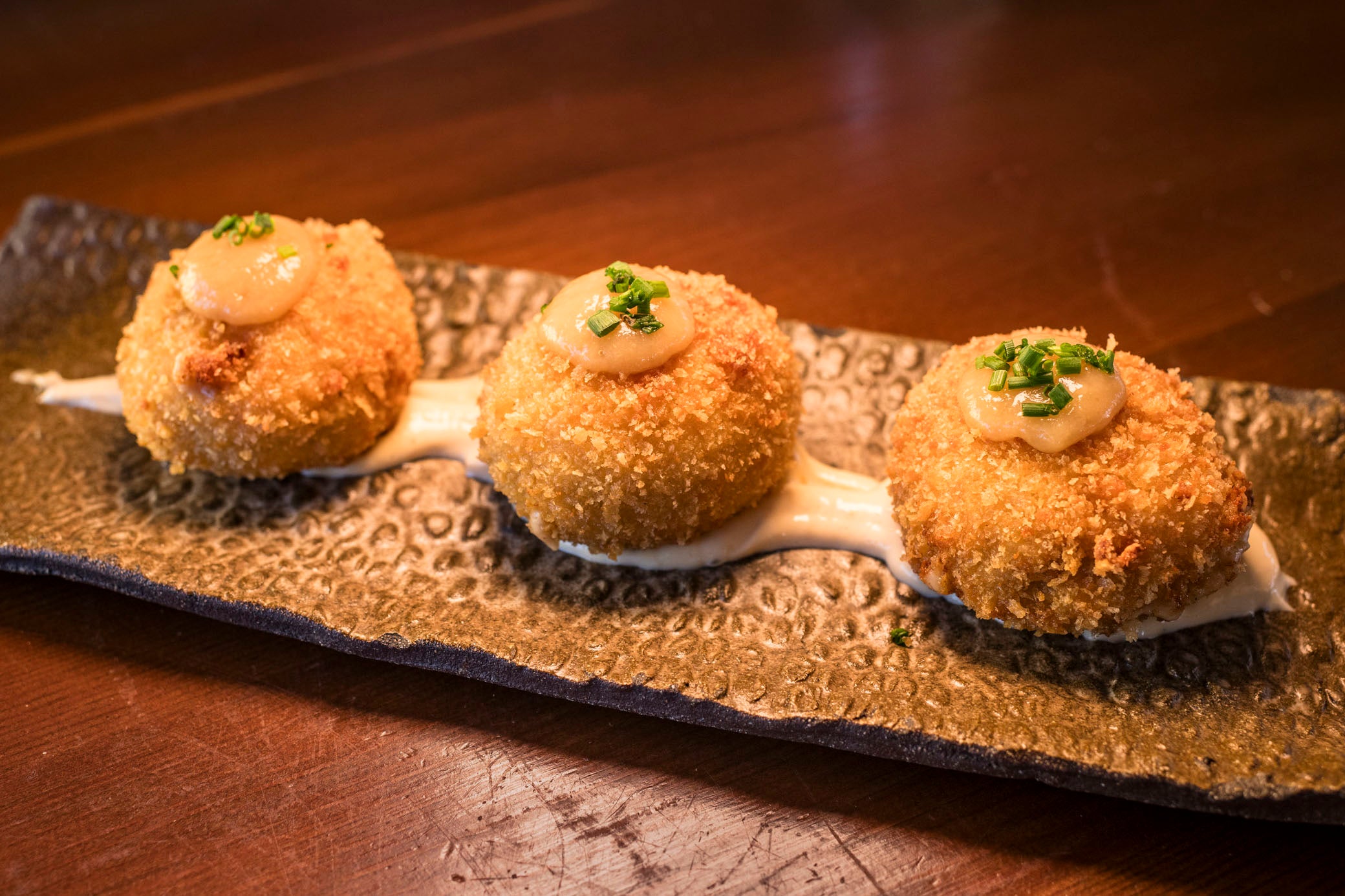 Cremosas croquetas de cigala con alioli de pera asada.