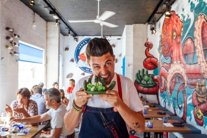 Jonay Hernández posa en su restaurante sosteniendo el postre inspirado en el famoso personaje de Marvel.