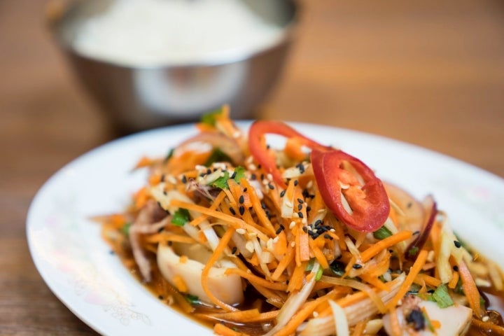 Ensalada de chipirones tostados con papaya verde.