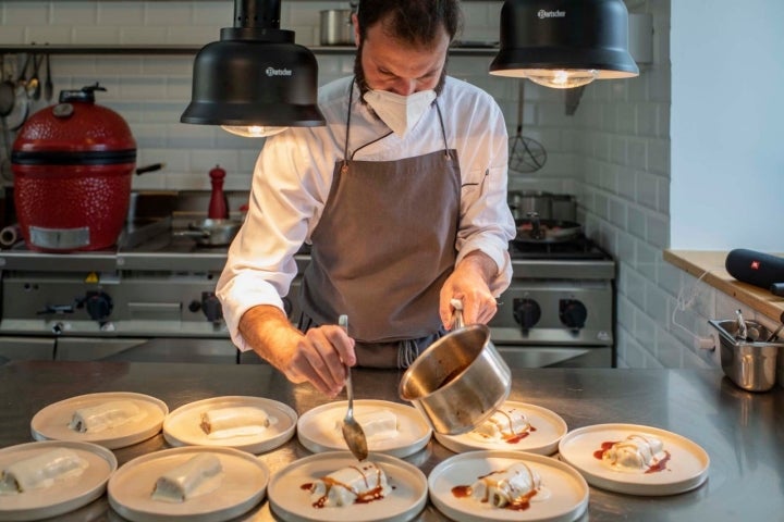 Alberto salsea con un trabajado jugo el intenso y maravilloso canelón de costilla de vaca asada.