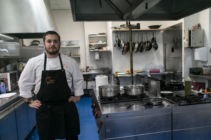 Pablo en su cocina de Las Bairetas, desde la que oficia con devoción