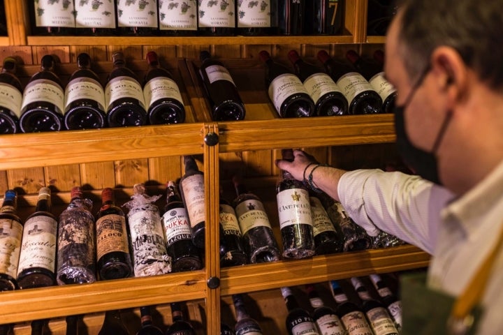 botellas de jerez en las esparteras
