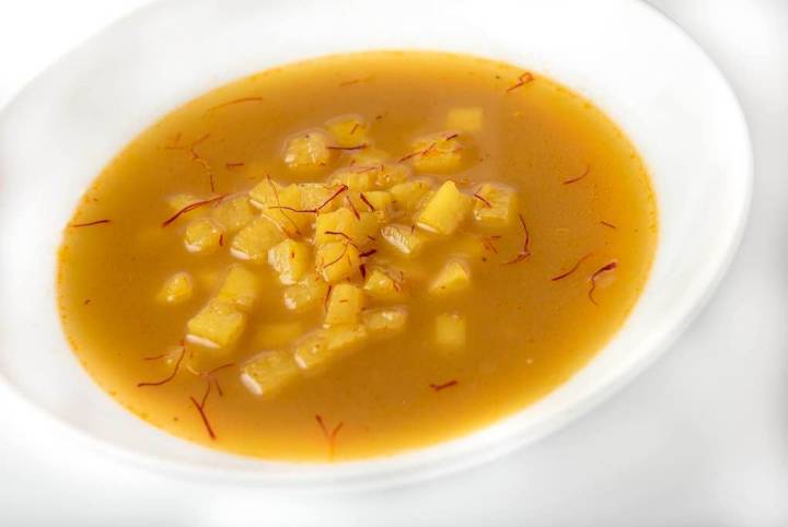 La sopa de la bullabesa, clave en el sabor. Foto: Estanis Núñez