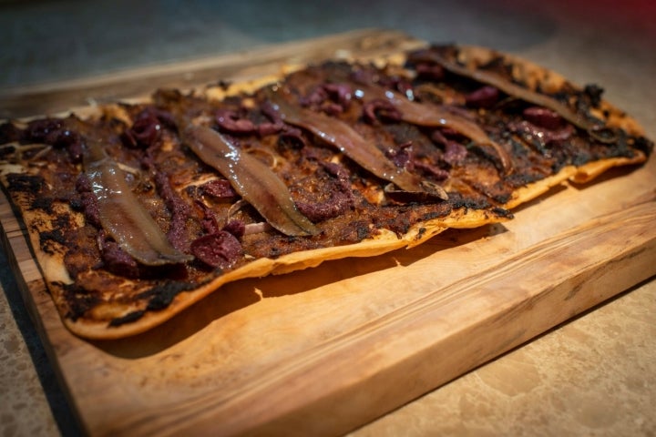 El pissaladiere, coca típica de la Costa Azul, un crujiente e intenso bocado.