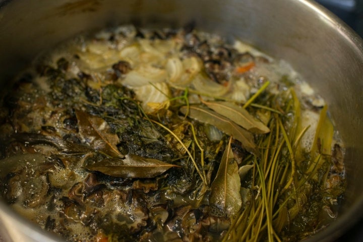 Uno de los caldos que pasan horas cociendo hasta que se reducen y atrapan el sabor de los ingredientes.