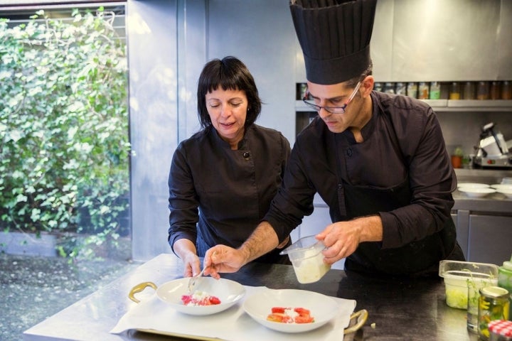 La chef Fina Puigdevall junto al jefe de cocina emplatando esos bocados inspirados en la vida en el campo.