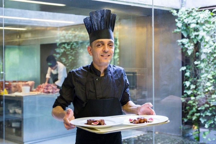 Uno de los cocineros muestra los platos del restaurante Les Cols, en Olot, Girona. Foto: Kristin Block