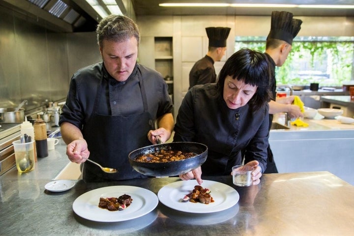 La chef Fina Puigdevall emplatando junto a uno de sus cocineros en Les Cols, Olot (Girona). Foto: Kristin Block