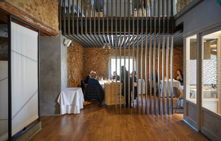 Restaurante Les Moles en Ulldecona (Tarragona). Una reciente remodelación de la sala del restaurante le dá una mezcla de espacio diáfano y íntimo a la vez en los 2 pisos de la masia.