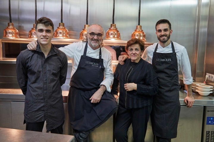 Restaurante Les Moles en Ulldecona (Tarragona). La Família de Les Moles al completo: Jeroni Castell, su mujer Carmen Sauch (sommelier del restaurante) y sus hijos Pau (segundo de cocina) y Roger (en el equipo de servicio)