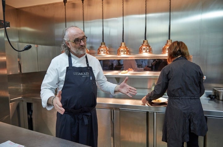 Restaurante Les Moles en Ulldecona (Tarragona). Mientras se van haciendo los platos, Jeroni conversa con los cocineros y camareros de su restaurante. 