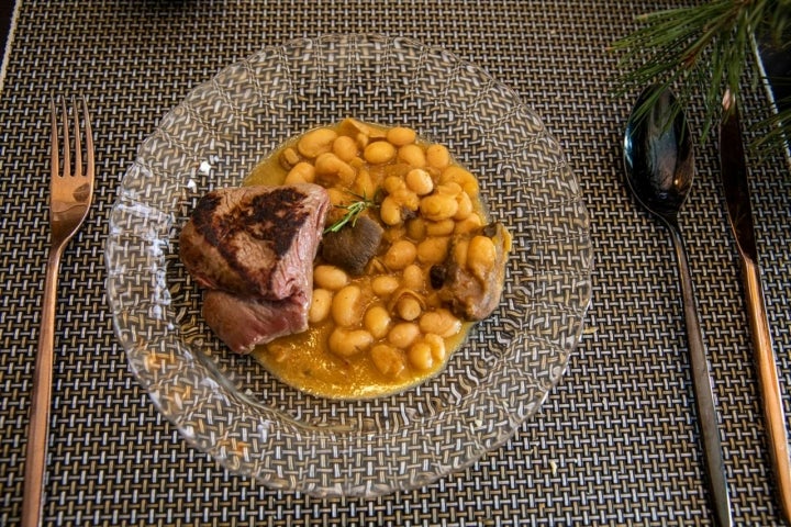 Alubias con setas y solomillo de ternera  con su brasa.