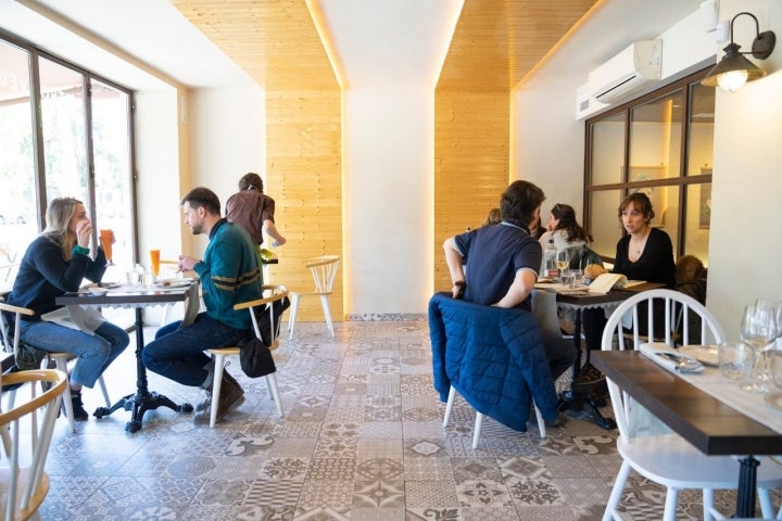 La terraza cerrada y su luminosidad, perfecta para un almuerzo.