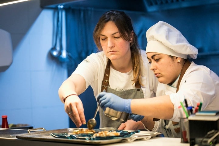 Ultimando un plato en la cocina. Foto: Eva Máñez