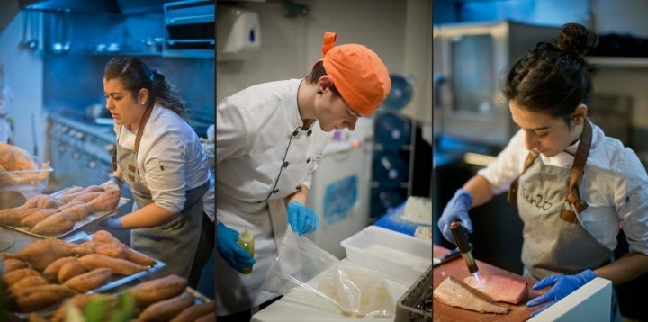 El equipo de cocina, sin un minuto para parar en la hora punta. Foto: Sofía Moro