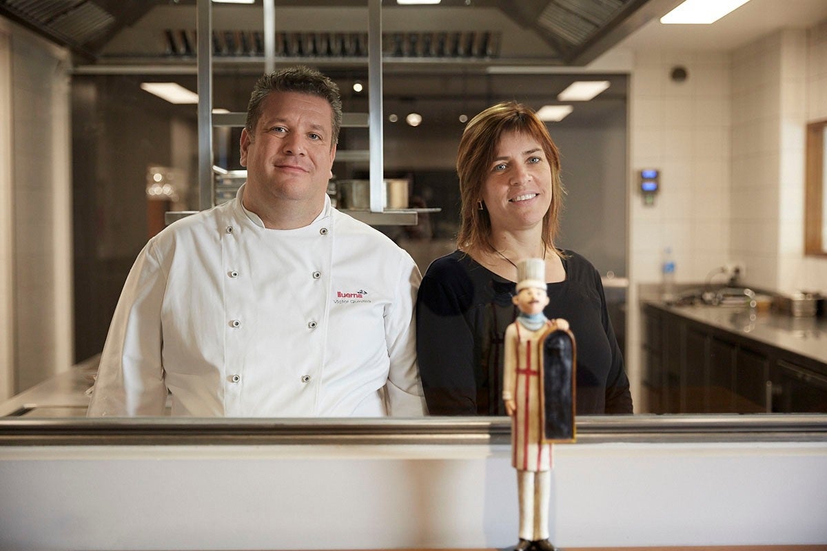 Restaurante Lluerna en Santa Coloma de Gramenet. El chef de Lluerna Víctor Quintillà y la sommelier Mar Gómez en la cocina del restaurante. 