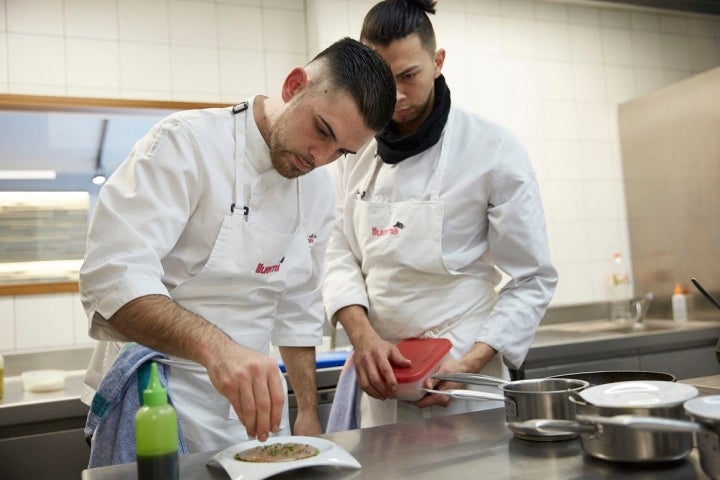 Preparando uno de los platos.