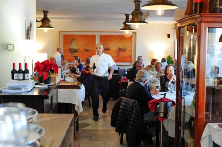 La sala y su carta de vinos (y de champagne) una joya.