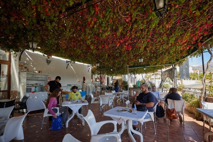 La terraza bajo la parra se convierte en el mejor balcón para contemplar el valle.