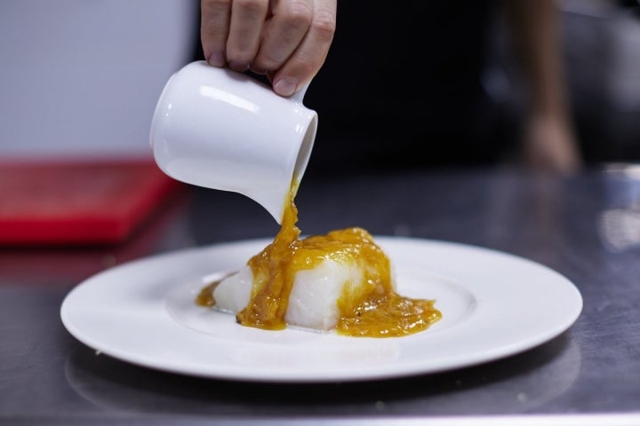 Emplatando el bacalao con salsa de naranja.