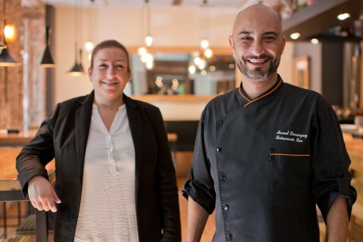 El chef Manuel Domínguez con su jefa de sala, María Ángeles Morales.