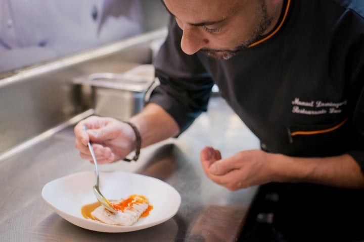 Manuel monta en la cocina su deseada raya con ajada.