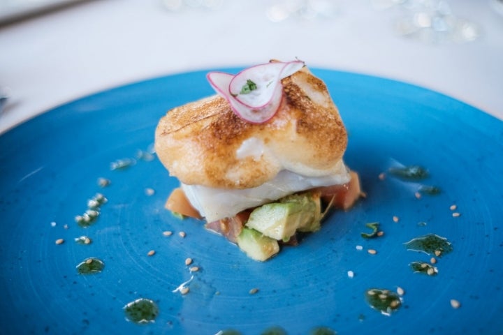 Bacalao con alioli gratinado y la vinagreta de tomate y aguacate.