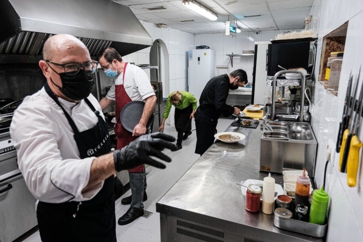 Javier García, el chef de 'Lugaris', organizando el trabajo en la cocina.