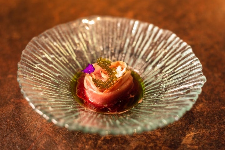 Plato de ventresca de atún rojo con escabeche de tomates y fresas del restaurante Magoga (Cartagena).