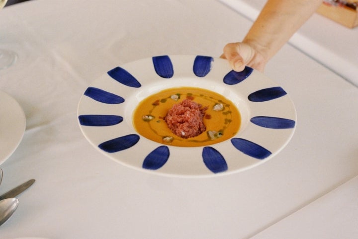 Salmorejo cremoso con granizado de uva Monastrell.