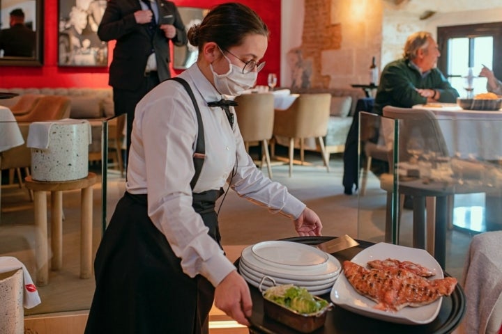 Restaurante 'Marcela Brasa' (León): sirviendo el pescado