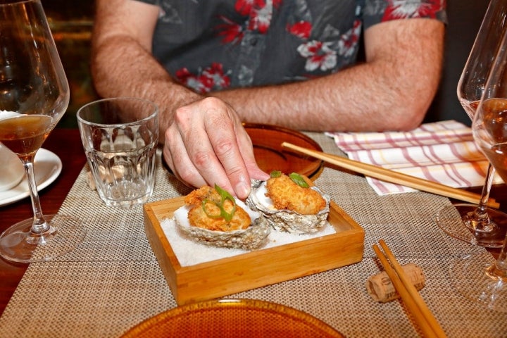 Un plato de ostra fritas con mahonesa de escabeche del restaurante Matritum, en Madrid.