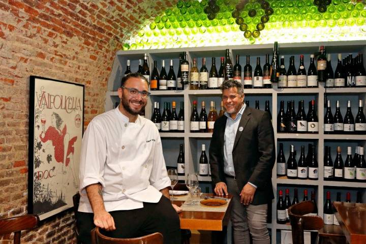 El chef José Kobos y el sumiller Frank Trujillo en el restaurante Matritum, en Madrid.