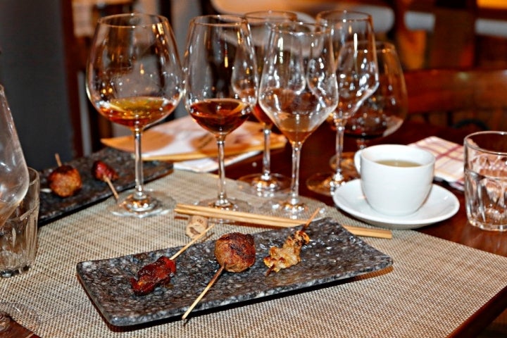 Detalle de la mesa con el plato de 'Menchikotsu' maridada con jereces en el restaurante 'Matritum', en Madrid.