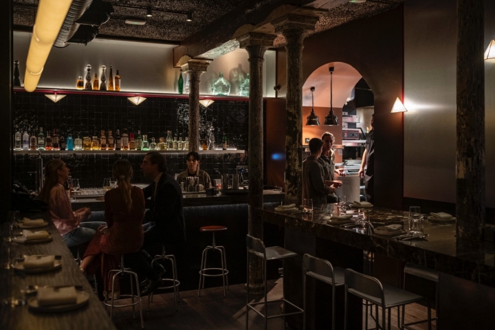 El restaurante dispone de varios espacios: desde un privado, a un pequeño salón o una zona de barra.