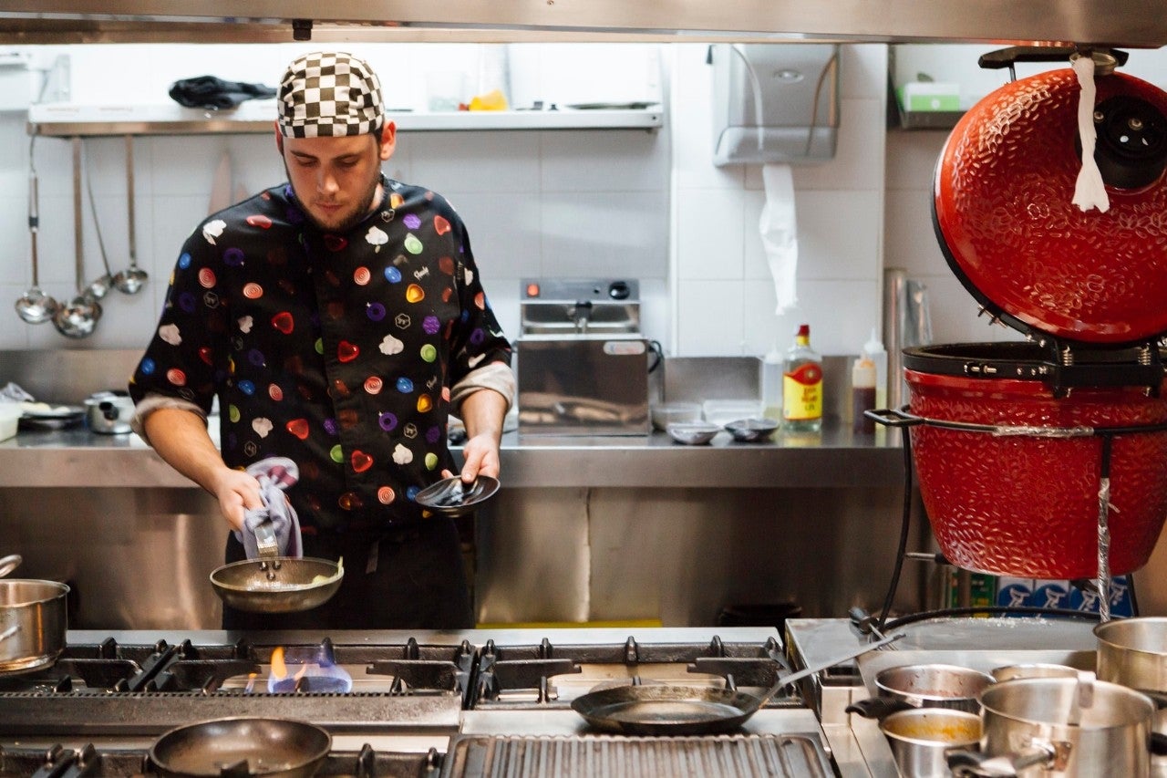 24/10/2018. Madrid. Restaurante Medea. El horno camado preside la cocina. Foto de César Cid.