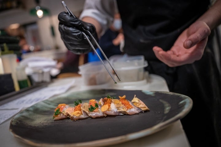 Preparando el salmonete en cocina.