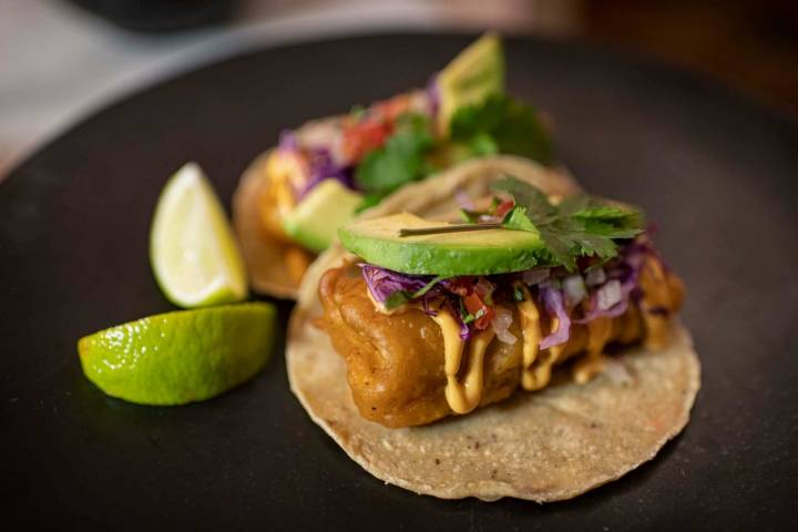 Taco Baja California: mero rebozado, pico de gallo, lombarda y mahonesa de chipotle.