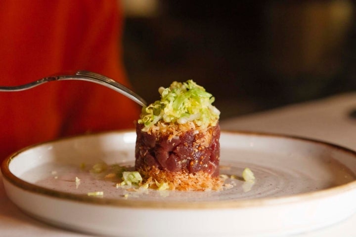 Ensalada césar de corzo con anchoas y queso curado viejo.