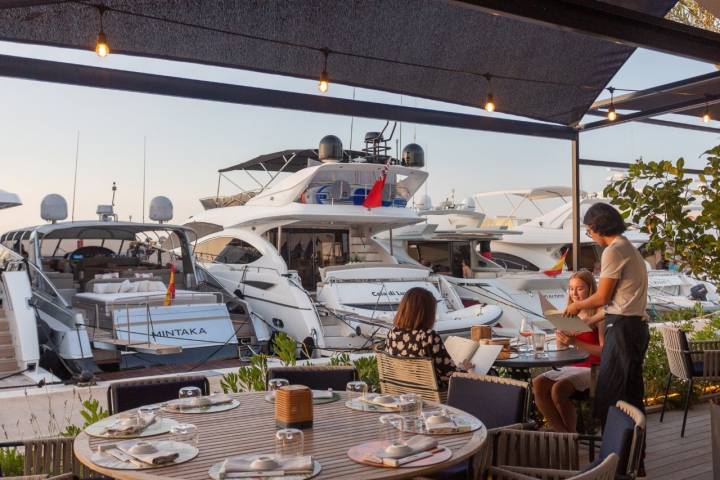Restaurante 'Molo47' (Formentera): clientas en la terraza