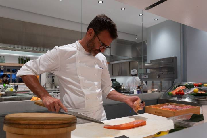 Restaurante 'Molo47' (Formentera): Antonio D'Angelo preparando sushi