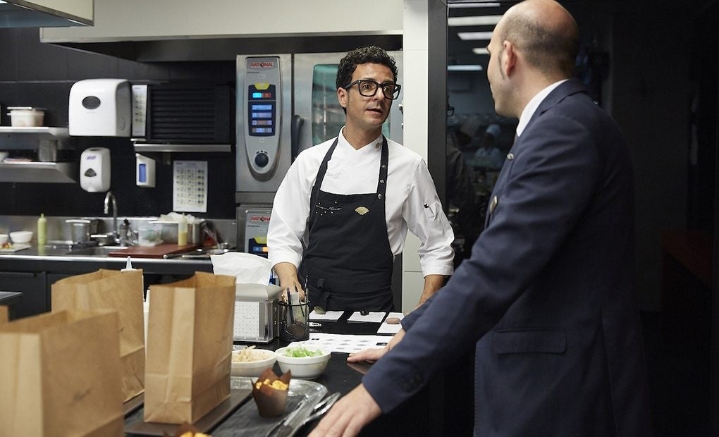 Restaurante Moments en el Hotel Mandarín de Barcelona. En la cocina del Moments preparando el menú degustación.