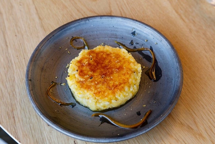 Homenaje a la Asturias materna: arroz caramelizado (sin leche) servido sobre cerámica negra de Llamas del Mouro.